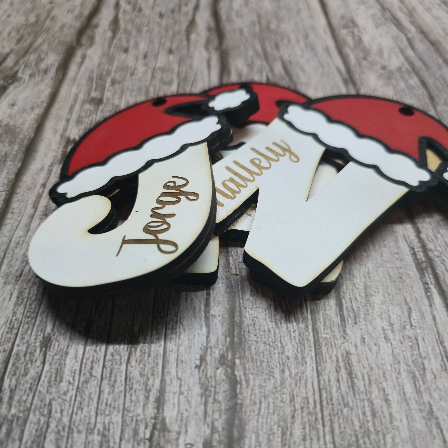 Esfera Navideña Inicial Personalizada con Nombre –Adorno con Gorro de Santa